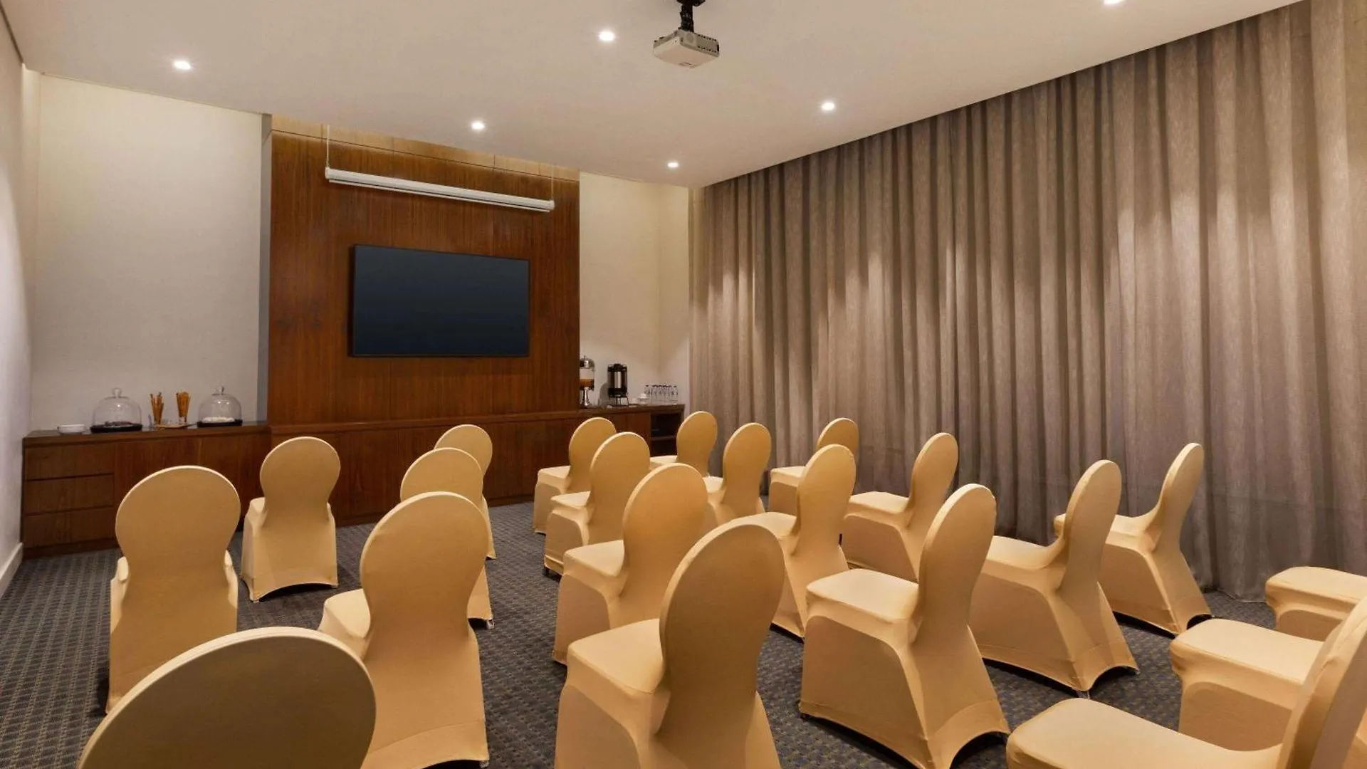 Ramada By Wyndham Dubai Barsha Heights Otel 4*,