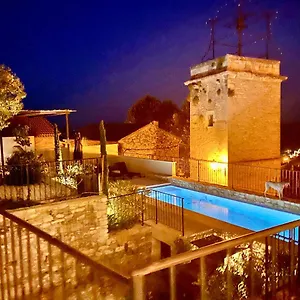 https://la-tour-carree-chateauneuf-de-gadagne.fr-provencehotel.com